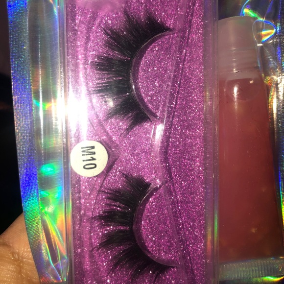Eyelashes and lipgloss - Picture 3 of 4